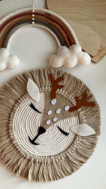 Macrame For Kids, Macrame Nursery, Wool Crafts Diy, Macrame Baby, Pola Macrame, Kids Deco, Pinterest Diy Crafts, Tanah Liat, Rope Crafts Diy