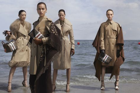 Burberry Fall Winter 2019-20 Campaign Burberry Trenchcoat, Sora Choi, Freja Beha Erichsen, Stella Tennant, Lais Ribeiro, Romee Strijd, Campaign Fashion, Expensive Clothes, Detachable Collar