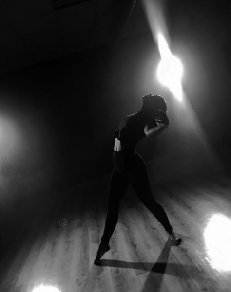 Contemporary Dancers Aesthetic, Dance Aesthetics, Contemporary Dance Photography, Dancer In The Dark, Black Dancers, Dance Photoshoot, Dance Comp, Dancer Lifestyle, Dance Aesthetic