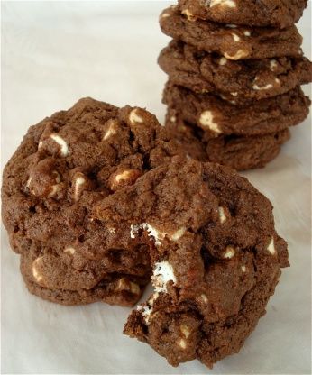 I got this recipe off of the Nestle Toll HouWhite Chocolate chip bag.   Too flat ! Peppermint Recipes Desserts, Toll House Recipes, Chocolate Pudding Cookies, Trail Mix Cookies, Peppermint Dessert, Triple Chocolate Cookies, Holiday Desserts Table, White Chocolate Chip, Toll House