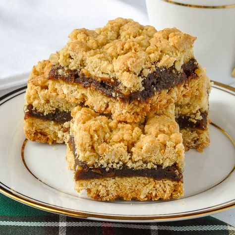 All our Nans made Newfoundland date crumbles squares & we still love them. My Aunt Marie made the best. The secret is the right amount of butter & filling. Date Nut Bars, Newfoundland Recipes, Nutella Fudge, Date Squares, Nut Bars, Fig Bars, Rock Recipes, Square Recipes, Crumble Bars