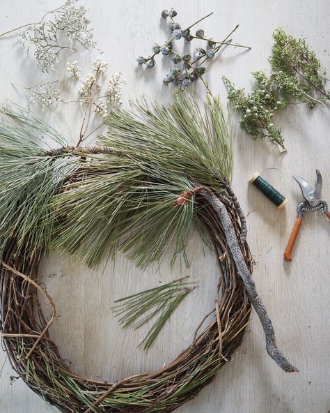 Making a Grapevine Wreath Grapevine Christmas, Cedar Wreath, Make A Wreath, Straw Wreath, Wire Wreath Forms, Poinsettia Wreath, Vine Wreath, Easy Christmas Wreaths, Wreath Making Supplies