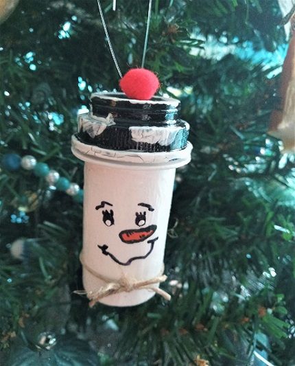 Pill Bottle Snowman, Pill Bottle Crafts Diy, Ornaments Made From Recycled Materials, Pill Bottle Ornaments, Pull Bottle Crafts, Medication Bottles Crafts, Medication Cap Crafts, Pom Bottle Snowman, Upcycled Pill Bottles