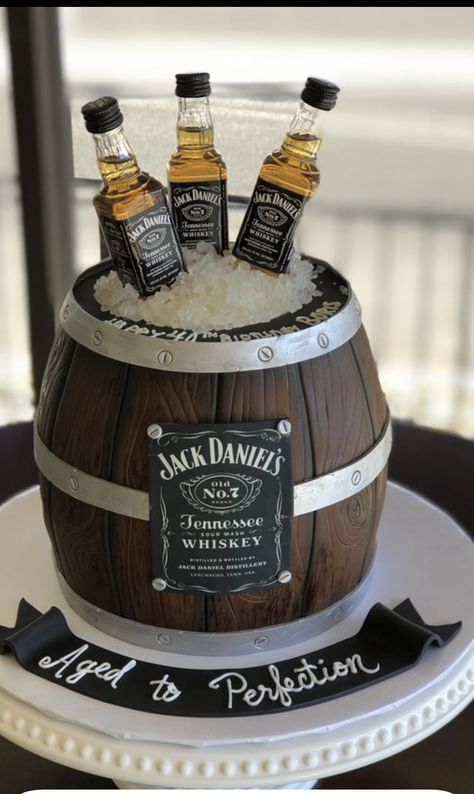 Jack Daniels Cake Design, Beer Shaped Cake, Jack Daniels Torte, Bolo Jack Daniels, Whiskey Barrel Cake, Birthday Cake Beer, Beer Bottle Cake, Jack Daniels Cake, Beer Mug Cake