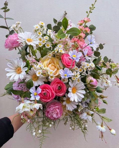 Colorful Wedding Aesthetic, Homecoming Flowers, Pretty Flowers Pictures, Basket Flowers, Fantastic Flowers, Flower Boquet, Flowers Instagram, Boquette Flowers, Senior Project