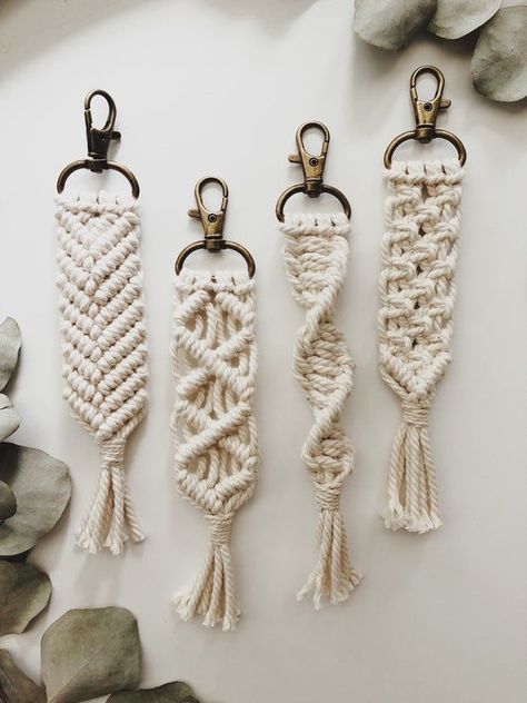 Macrame Key Chains, Boho Tassel Keychain, Simpul Makrame, Macrame Wall Hanging Diy, Macrame Wall Hanging Patterns, Mini Macrame, Macrame Hanger, Macrame Boho, Square Knot