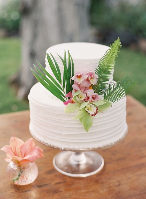 Tropical Bridal Shower Cake, Tropical Cake Design, Tropical Wedding Flowers Centerpieces, Tropical Wedding Cakes, Wedding Brazil, Hawaii Wedding Cake, Tropical Cake, Tropical Wedding Cake, Maui Destination Wedding