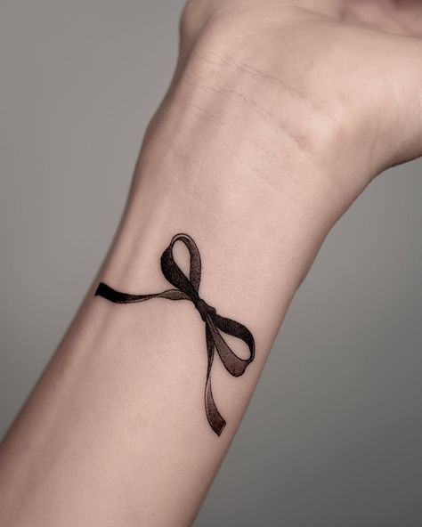 Leg Bow Tattoo, Bow Wrist Tattoo, Tiny Colorful Tattoos, Coquette Tattoo, Daughters Name Tattoo, Bow Tattoo Designs, Colorful Tattoos, Ribbon Tattoos, Bow Tattoo