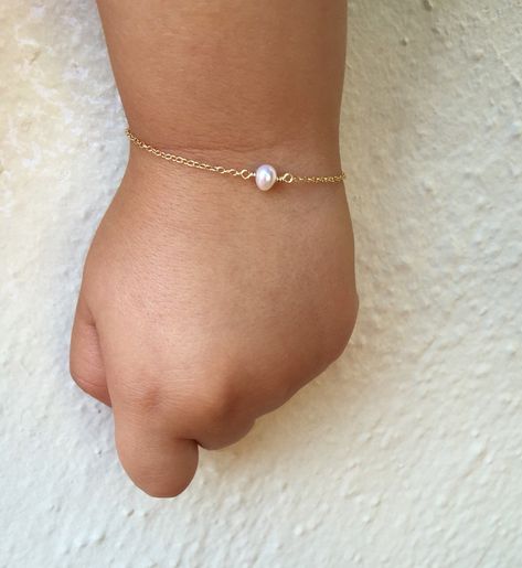 Styling Jewelry, Fandom Jewelry, Toddler Bracelet, Grandmother Jewelry, Jewelry Styling, Big Sister Gifts, Cadeau Baby Shower, Bracelet Initial, Baby Pearls