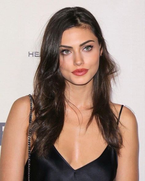 Dark Hair Celebs, Phoebe Tonkin Face Claim, Green Eyed Actresses, Brown Hair Blue Eyes Actress, Green Eyed Celebrities, Green Eyes Celebrities, Brown Haired Celebrities Female, Dark Brown Hair With Green Eyes, Actors With Green Eyes