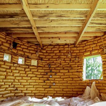 The beginners' guide to roofs for earthbag houses. Earthbag House Diy, Earth Bag Homes Diy, Mud House Design Ideas, Mud House Interior, Mud Building, Earthbag House Plans, Earthbag Home, Earthbag House, Super Adobe