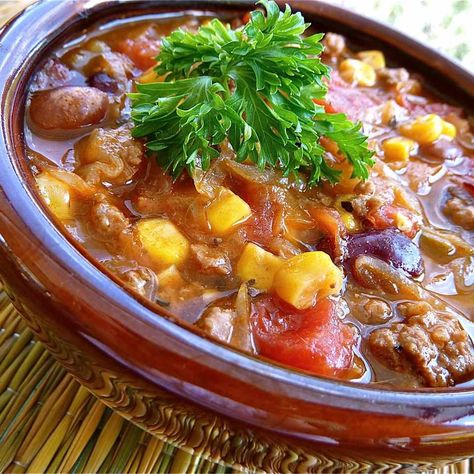 Ground beef is simmered with pinto beans, kidney beans, diced tomatoes, corn, tomato juice and coleslaw mix for this easy dinner. Serve with cornbread, if desired. Cabbage Stew, Spicy Salad, Pot Dinners, Cabbage Casserole, Spicy Soup, Veggie Sandwich, Coleslaw Mix, Coleslaw Recipe, Hearty Stews