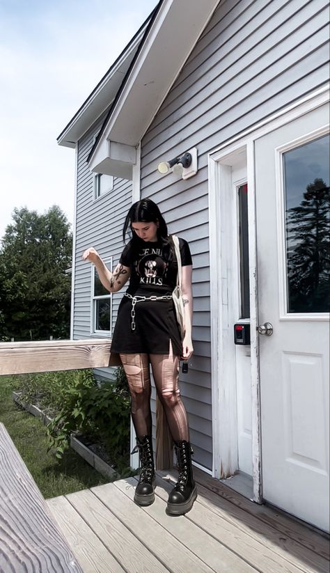 Emo Night Tour Outfit, Dark Rocker Outfits, Gothic Concert Outfit Ideas, Alt Outfits Concert, Goth Concert Outfit Ideas, Plus Edgy Outfits, Distressed Tights Outfits, Goth Fits Summer, Summer Emo Fits