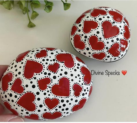 Easter Decor Ideas, Rock Animals, Rock Flowers, Diy Rock Art, Stone Art Painting, Painted Rocks Craft, Painted Hearts, Ideas For Easter Decorations, Painted Rocks Diy