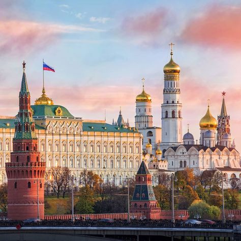 Russia Landscape, Moscow Kremlin, The Kremlin, Cute Laptop Wallpaper, Royal Residence, Start A Blog, Moscow Russia, Magical Places, Eastern Europe