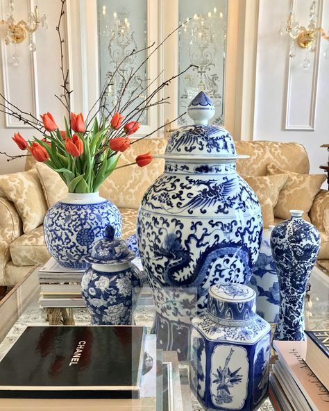 Vases Clay, Chinese Vase Decor, Blue And White Vases, Round Vases, Gold Couch, Chinoiserie Vases, Black Vases, Chinoiserie Table, Clay Vases