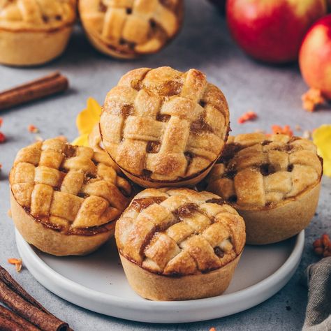 Mini Apple Pies Vegan Apple Pie Recipe, Vegan Pie Crust Recipe, Individual Apple Pies, Apple Pie Tarts, Easy Apple Pie Filling, Mini Apple Pie Recipe, Apple Pie Muffins, Delicious Holiday Desserts, Vegan Apple Pie