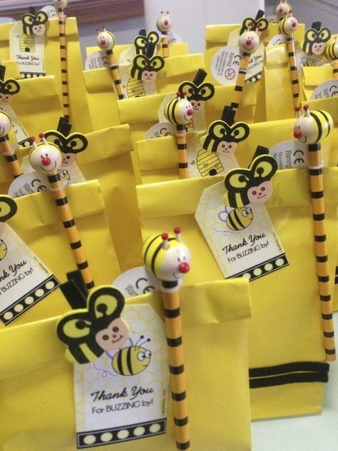 🐝Bee & beehive sweet treats... and adorable party ideas Bumble Bee Birthday Party, Bumble Bee Party, Bee Themed Birthday Party, Bumble Bee Decorations, Kids Birthday Party Ideas, Bee Themed Classroom, Bumble Bee Birthday, Bee Theme Party, Bee Classroom