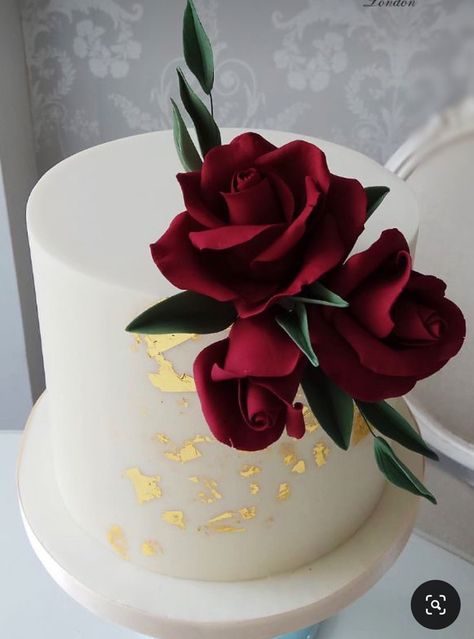 Red Roses Cake Ideas, Red Rose Cake Design, Red Cake Designs Birthday, Cute Anniversary Cake, Red Flower Cake, Cake With Red Flowers, White Cake With Flowers, Red Birthday Cake, Rose Flower Cake