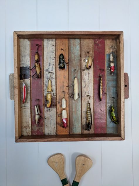 Vintage Fishing Reels Display, Vintage Lure Display, Old Fishing Lures Crafts, Fishing Lure Shadow Box Ideas, Old Fishing Lures Display Ideas, Fishing Bathroom, Fishing Room Decor, Lure Display, Vintage Fishing Decor