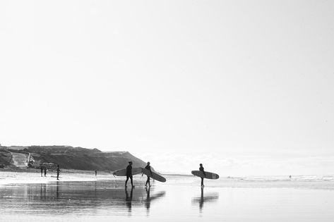 surfing morocco Black And White Beach Pictures, Surf Macbook Wallpaper, Black And White Travel Photos, Surf Wallpaper Laptop, Backround Pics Aesthetic Laptop, Black And White Macbook Wallpaper, Laptop Wallpaper Black And White, Black And White Beach Aesthetic, Black And White Laptop Wallpaper