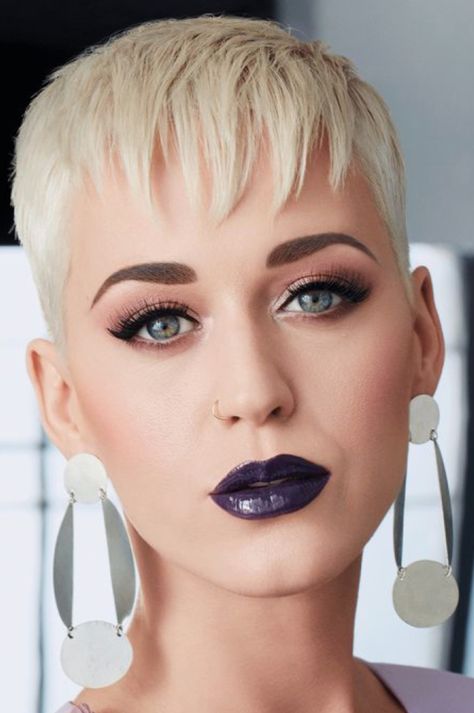 Katie Perry Katy Perry Hair Short, Platinum Blonde Pixie Cut, Katy Perry Hair, Katie Perry, Exotic Makeup, Platinum Blonde Pixie, Katy Perry Hot, Cortes De Cabello, Blonde Pixie Cut