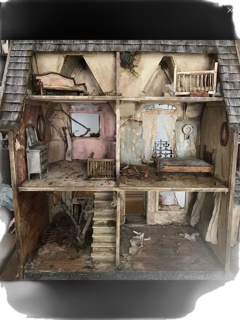 Creepy Dollhouse Aesthetic, Creepy Dollhouse, Old Homestead, Haunted House Diy, Dollhouse Halloween, Haunted Dollhouse, Halloween Miniatures, Dollhouse Projects, Haunted Dolls