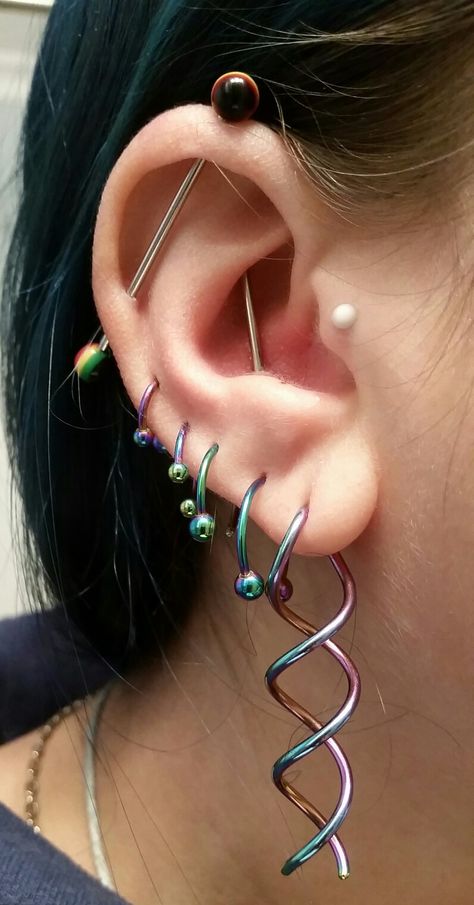 Vertical Ear Piercing, Vertical Industrial Piercing, Tragus Vertical, Vertical Industrial, Ear Piercings Industrial, Tragus Jewelry, Cool Ear Piercings, Multiple Ear Piercings, Cool Piercings