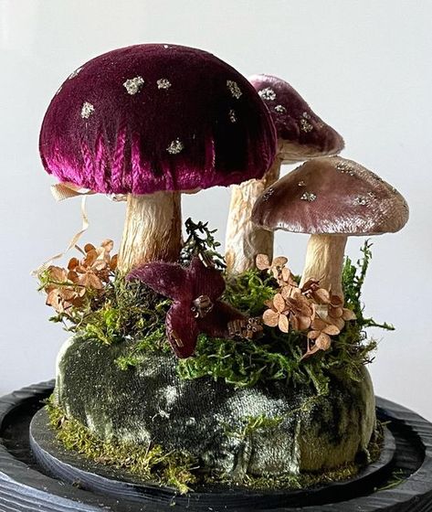 Enchanted Party, Mushroom Pictures, Mushroom Crafts, Felt Crafts Christmas, Fairy Crafts, Diy Art Projects, Mushroom Decor, Textile Fiber Art, Autumn Crafts