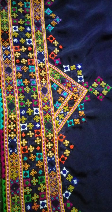 20.000 Balochi Dress Design Embroidery, Kutch Work Saree, Design Embroidery Patterns, Hair Style On Saree, Balochi Dress, Kutch Work Designs, Fancy Accessories, Cross Stitch Geometric, Girls Dresses Sewing