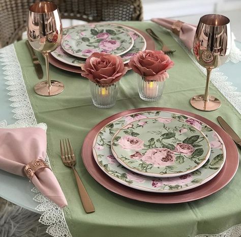 Pink Green Table Setting, Mint Tablescape, Green And Pink Table Setting, Pink And Green Table Setting, Juayua, Dinner Table Set Up, Table Setting Etiquette, Green Table Settings, Pink Table Settings