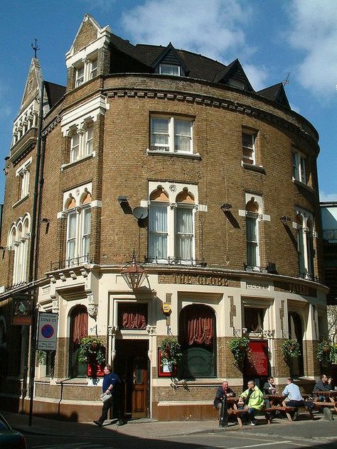 The Globe Pub, home to Bridget Jones. (flat above it) Bridget Jones House, Loft Flat, Bridget Jones Diary, Attic Room, Movie Locations, Film Locations, Borough Market, Bridget Jones, London Flat