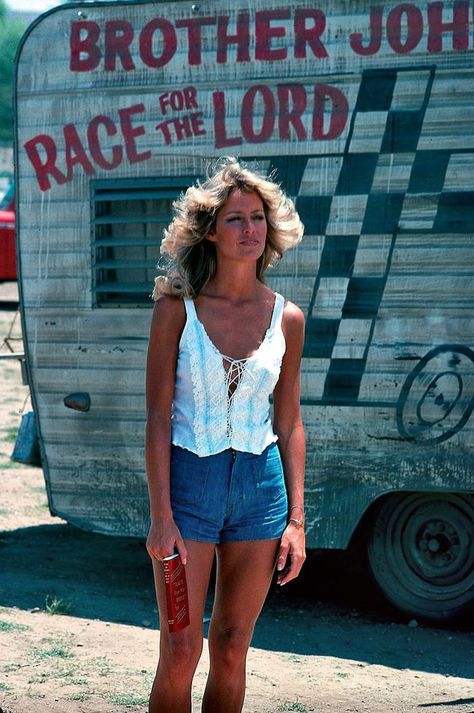 Farrah Fawcett on the set of "The Six Million Dollar Man", 1974. - 9GAG Farrah Fawcett 70s, Farrah Fawcet, Elisabeth Shue, Kate Jackson, Charlotte Rampling, Fashion 70s, Charlie’s Angels, 70s Outfits, Seventies Fashion