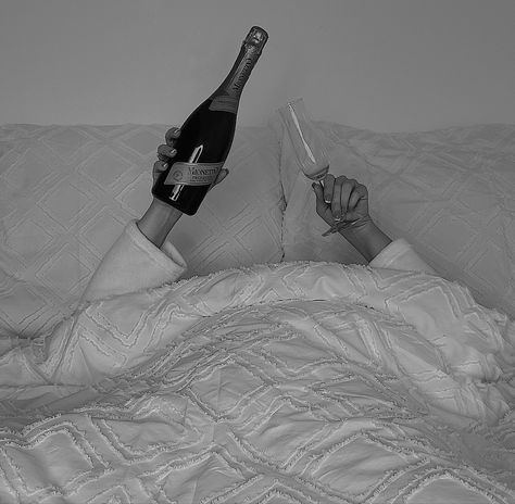 Champagne In Bed, Birthday Bed, Champagne Birthday, Photo Recreation, Inspiration Instagram, Bedroom Aesthetic, Birthday Girl, Aesthetic Pictures, Girl Birthday