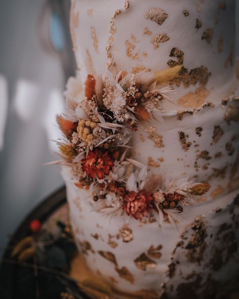 This stunning autumnal crescent moon dried flower wedding cake topper is handmade by Luna & Wild, the perfect celestial finishing touch to a rustic wedding cake. Featuring a selection of high quality dried flowers including bleached ruscus, rust bunny tails, bloom broom, canary grass, star flowers, straw flowers and bleached oats wrapped around a wooden crescent moon base with a wooden stem to attach into your cake. This is the perfect addition to adorn the top of a rustic wedding cake. Moon hei Natural Cake Design, Dried Flower Wedding Cake, October Wedding Cake, Autumn Wedding Centerpieces, Celestial Wedding Cake, Boho Wedding Cakes, Boho Wedding Cake Topper, Autumn Wedding Cake, Bleached Ruscus