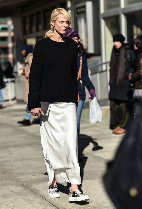 Things to try over your slip dress: a sweater Slip Dress Outfit, White Slip Dress, Mode Turban, Black Slip Dress, Sneakers Mode, Looks Street Style, Outfit Trends, Slip Skirt, White Skirt