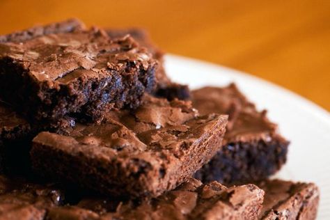 Gluten-free carob brownies are made with roasted carob powder, a natural substitute for cocoa in brownie recipes. Carob Recipes, Ella Vegan, Brownies Caramel, Walnut Brownies, Bean Brownies, Carob Powder, Nutella Brownies, Fudge Easy, Desserts Menu