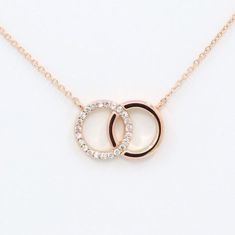 Diamond Necklace Layering, Cartier Love Necklace, Double Circle Necklace, Diamond Circle Necklace, Princess Diamond Ring, Gold Jewelry Gift, Modern Gold Jewelry, Simple Diamonds, Necklace Layering