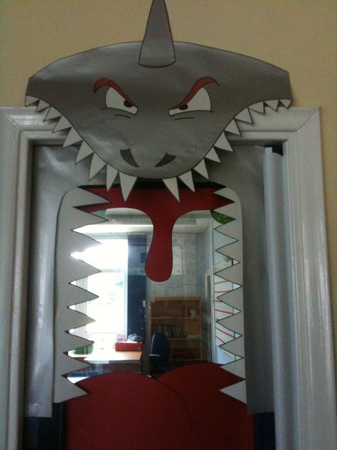 school classroom door shark theme project Do It Yourself Decoration, Halloween Party Decor Diy, Ocean Theme Classroom, School Door Decorations, Drinks Party, Chalkboard Printables, Dollar Store Halloween, School Doors, Shark Birthday Party