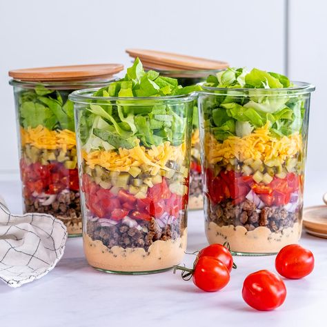 Cheeseburger Salad-in-a-Jar | Clean Food Crush Salad In A Jar Party, Travel Salads, Salad Jar Ideas, Diet To Lose 20 Pounds, Cheeseburger Salad, Mason Jar Lunch, Jar Meals, Jar Salads, Jar Salad