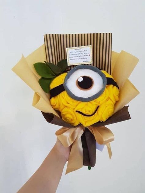 Minion Flower Bouquet, Minion Bouquet, Minion Gift Ideas, Minion Gifts, Ribbon Rose Bouquets, Ribbon Flowers Bouquet, Flower Shop Decor, Bouquet Images, Flower Bouquet Diy