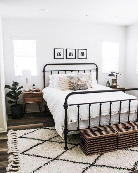 Black Iron Bed, Bilik Tidur Minimalis, Idea Bilik Tidur, Boho Sisustus, Cozy Farmhouse Bedroom, Bohemian Bedrooms, Reka Bentuk Bilik Tidur, Rumah Moden, Teenage Room Decor