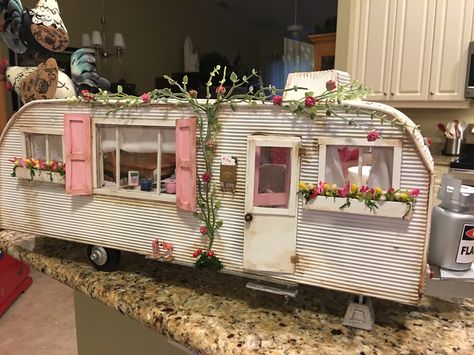 Shabby Trailer Barbie Trailer, Trailer Park Trash, Pink Trailer, Caravan Vintage, Coney Island Baby, Mini Caravan, Americana Aesthetic, Tiny Trailers, Room Boxes