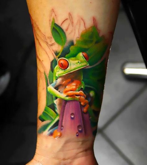 New school tree frog tattoo on forearm represents freedom, luck, change, calm, and it is very inspirational. Tree Frog Tattoos, Jungle Tattoo, Frog Tattoo, Cool Wrist Tattoos, Frog Tattoos, Tattoo Henna, 3d Tattoos, Tatuaje A Color, Dragonfly Tattoo