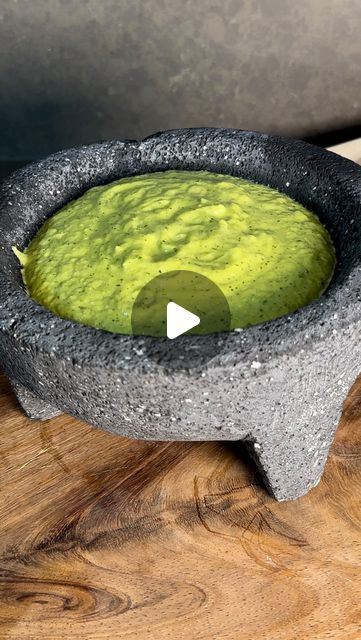 Recetas fáciles y deliciosas 😋 | Florencia Laborín on Instagram: "FALSO GUACAMOLE / SALSA VERDE CREMOSA 🌮

Ingredientes:
1/4 de taza de aceite de oliva
1/4 de una cebolla
3 dientes de ajo
3 chiles serranos
3 calabacitas chicas o 2 grandes
1 chile poblano previamente asado, pelado, desvenado y sin semillas
4 tomates verdes
sal, a gusto
1/2 manojo de cilantro

En una sartén, calienta el aceite a fuego medio alto y dora la cebolla, el ajo, los chiles serranos, las calabacitas, el chile poblano (previamente asado, pelado, desvenado y sin semillas) y los tomates verdes, cocina 3 minutos más. 

Agrégale sal y mézclalos en la licuadora por poco tiempo para que no queden muy molidos. Rectifica la sazón. Agrega el cilantro y muele un poco más.

Provecho 😋 

#falsoguacamole #salsaverde #salsaverd Guacamole Salsa, Chile Poblano, Chile Serrano, Salsa Verde, Cilantro, Guacamole, Healthy Diet, Labor, Audio