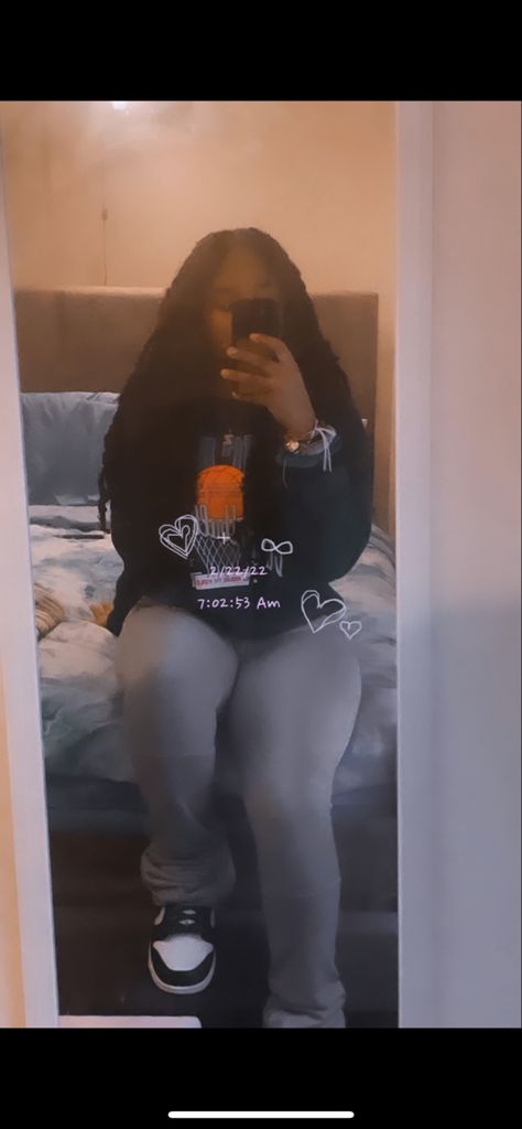 Sweatpants Outfits Black Women, Grey Stacked Sweatpants Outfit, Black Flare Leggings Outfit Baddie, Stacked Sweatpants Outfit, Flared Sweatpants Outfit, Stacked Pants Outfit, Panda Dunks Outfit Black Women, Sweatpants Outfit Black Women, Stacked Leggings Outfit