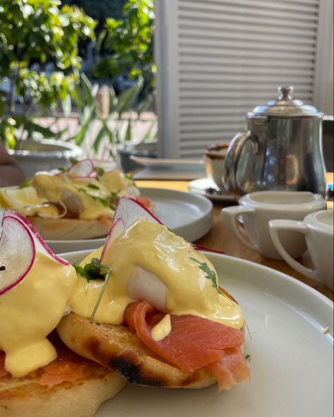 Eggs Benedict style eggs at a summer brunch café Eggs Benedict Brunch, Brunch Aesthetic, Brunch Ideas, Eggs Benedict, Good Food, Cafe