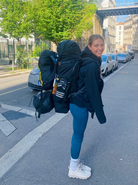 Solo Backpacking Woman, Backpack Europe Aesthetic, Travel Backpack Aesthetic, Backpacking Europe Aesthetic, Backpacking Europe Outfits, Best Hiking Backpacks For Women, Backpacking In Europe, Interrailing Europe, Backpack Europe