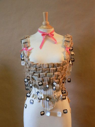 Junk Kouture Ideas, Wearable Art Recycled, Anything But Clothes, Junk Kouture, Trash Fashion, Unconventional Fashion, Tea Bag Art, Recycled Dress, Recycled Fashion