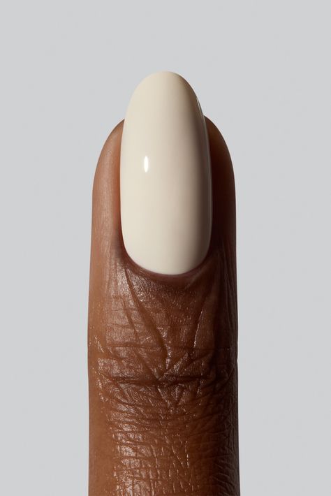 It’s all about that wellness lifestyle! Eat clean and keep your nails clean with this natural, warm colour. This white-beige shade resembles our favourite healthy breakfast and is perfect for a subtle statement. A go-to colour when in doubt. Beige White Nails, Beige And White Nails, Cream Gel Nails, Sandy Nails, Nails Beige, Ongles Beiges, Beige Nail, Nails Clean, Minimal Nails Art